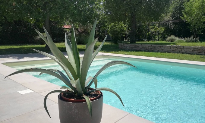 Saint-Paul-Trois-Chateaux Casa | Gîte Le Patio 43m2, spa, piscina, jardín privado a 15 minutos de Grignan