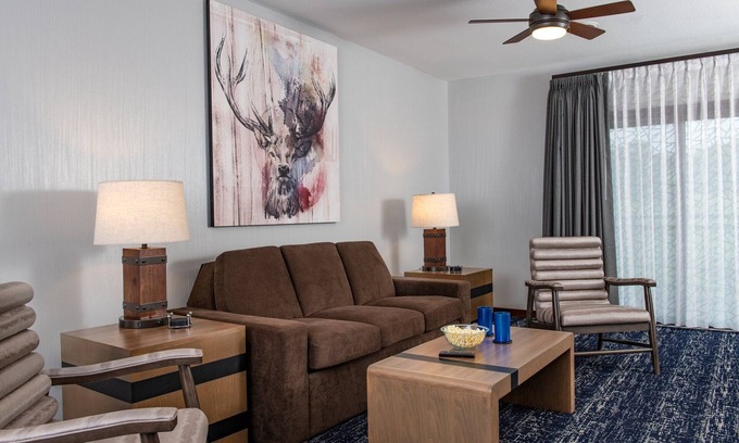 Lake Delton Complejo | Glacier Canyon Resort con acceso gratuito a parques acuáticos y otras comodidades