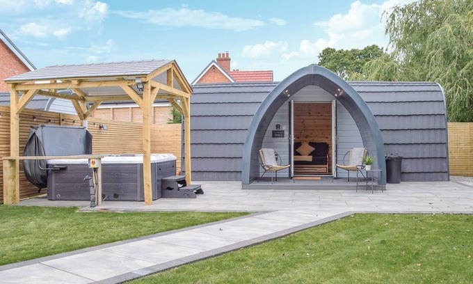 Chorlton-by-Backford Cabaña | Glamping Pod 2 - UK49950