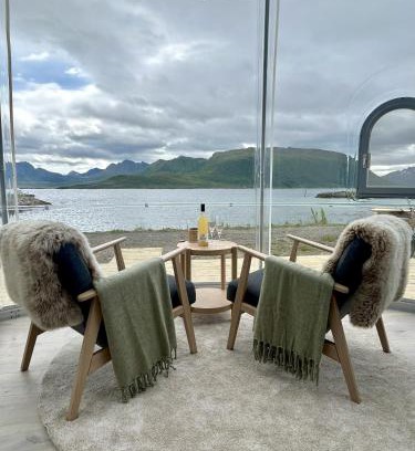 Andoy Otro | Glass domes at Arctic Ocean Lodge