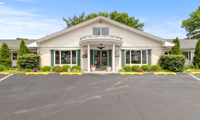 Erie Hotel | Glass House Inn Erie Near I-90 & I-79