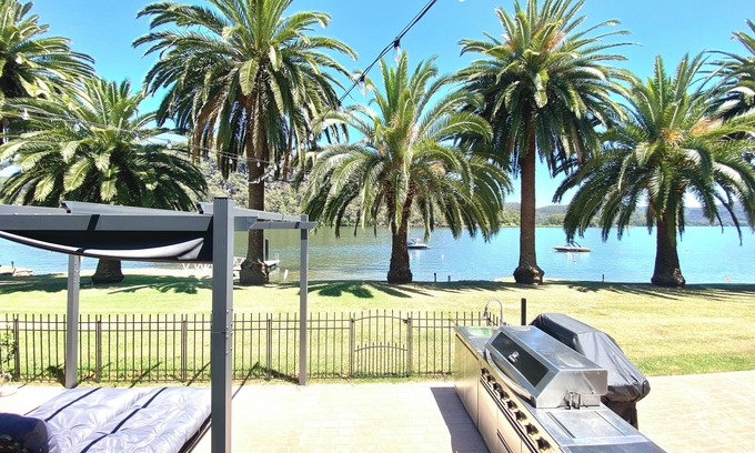 Wisemans Ferry Casa | Glasshouse on the River is Pet Friendly, bring your boat or jet-ski