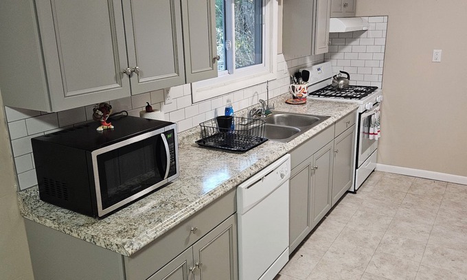 Glen Burnie Casa | Glen Burnie Hideaway - Pet friendly with easy access to multiple attractions.