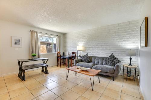 Glendale Apartamento | Glendale Unit with Private Yard Near Sports Venues!