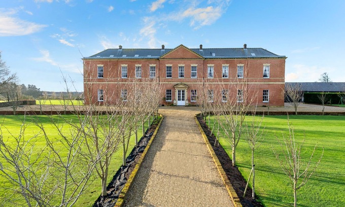 Glentham Casa | Glentworth Hall by Group Retreats - sleeps 33 guests in 10 bedrooms