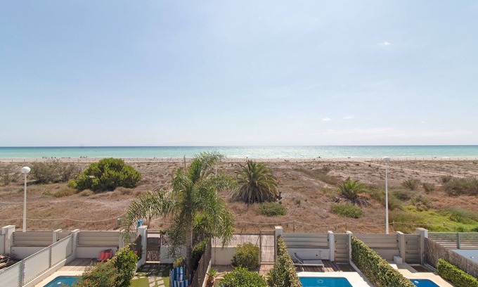 Playa de Almarda Casa | Global Properties: Adosado en primera línea de playa con vistas al mar
