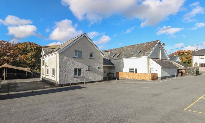 Dol-y-Gaer Casa | GLYNTAWE OUTDOOR CENTRE, pet friendly, with a garden in Ynyswen