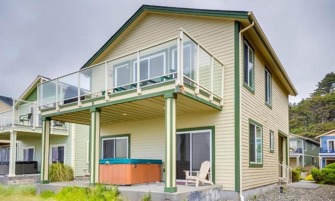 Gold Beach Casa | Gold Beach Retreat Private Hot Tub and Ocean Views!