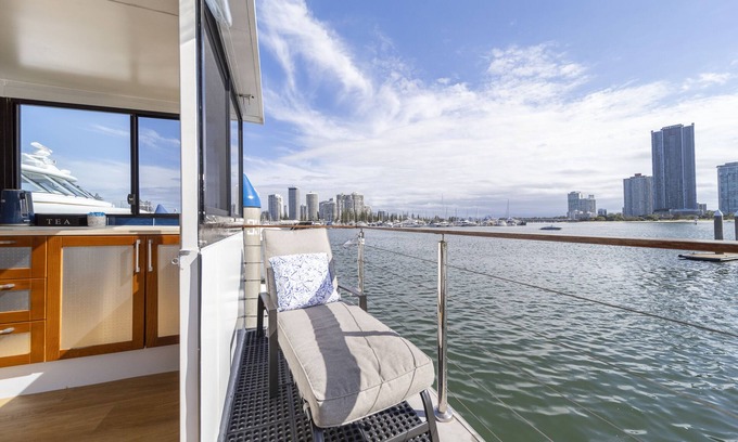Main Beach Alquiler De Eote | Gold Coast Floating Home, Beach, Restaurants, Pets