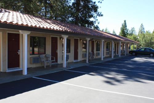 Apple Hill Hotel | Gold Trail Motor Lodge