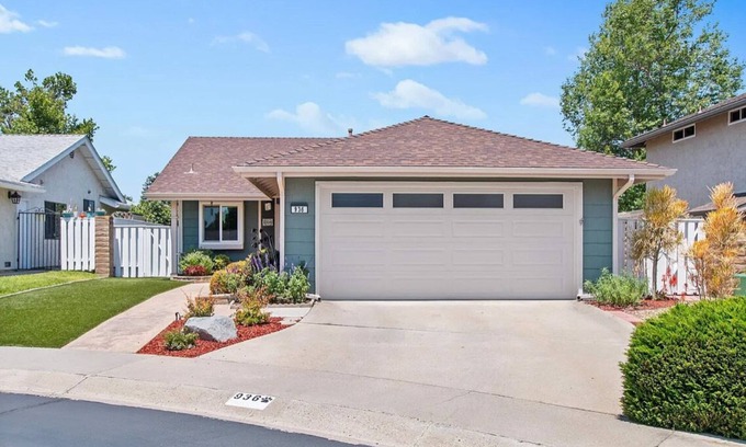 Vista Casa | Golf course views abound in this picturesque Shadowridge Cottages home,