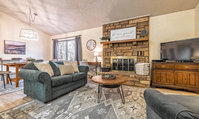 Hot Springs Village Casa | Golf Lover's Getaway! Cozy 2BR/2BA Townhome, Walk to DeSoto Golf Club!