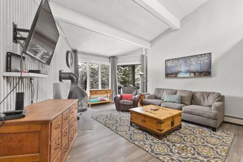 Peak 8 Casa | Gorgeous 2BR Home In Town Minutes from Skiing