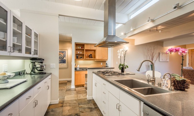 Highlands-Baywood Park Casa | Hermosa casa de 4 bd, 3 baños con vista impresionante