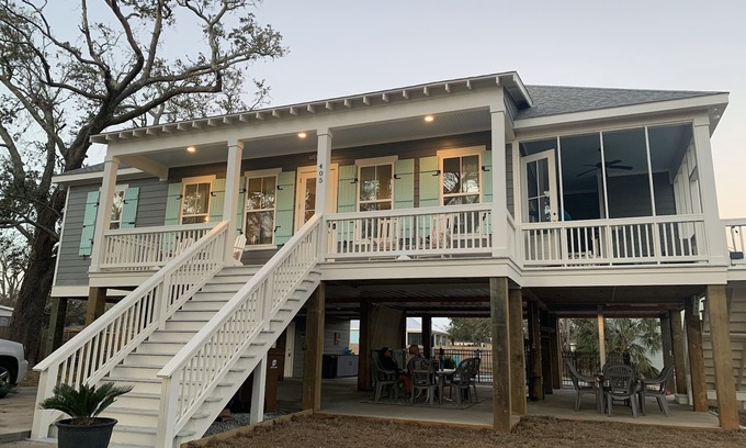 Long Beach Casa | Gorgeous beach home with a salt water pool. Perfect for a summer vacation!