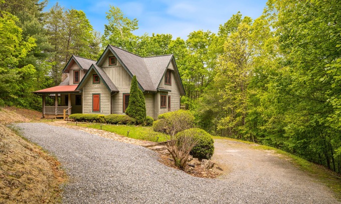 McCaysville Cabina | Hermosa cabaña con sala de juegos, enormes terrazas y vistas al agua, ¡cerca de caminatas y pesca!