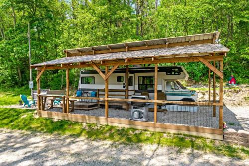 Somerdale Casa | Gorgeous Caravan Glamping Escape for Four in Dover, Ohio