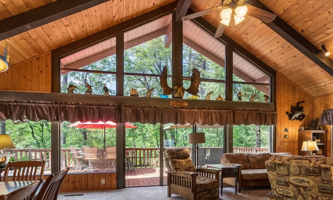 Lakehead-Lakeshore Casa | Gorgeous Lakehouse w/Hot Tub, Pool Table, Games & MORE!
