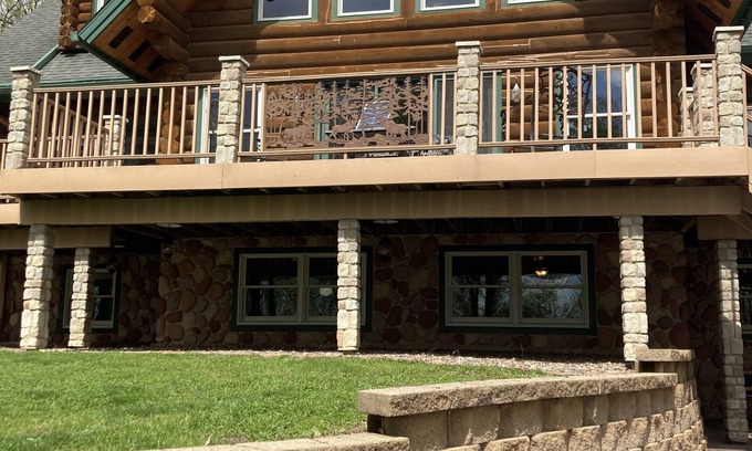 Independence Casa | Gorgeous Log Home featuring 8-person outdoor HOT TUB-available year round.
