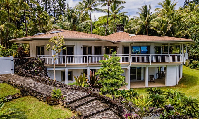 Kapoho Casa | 🌴 Gorgeous Oceanfront Luxury Retreat 🌊 private pool, black sand beach, pond, AC