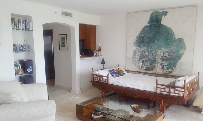 Coconut Grove Apartamento | Precioso apartamento de planta 8ª plana con vistas a la bahía, el parque, la piscina y el Club de Vela.