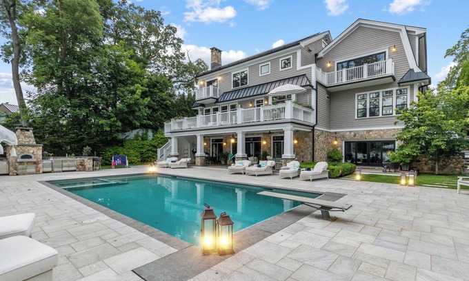 Readville Casa | Gorgeous, Peaceful Sanctuary on lake minutes from Boston & all local colleges.