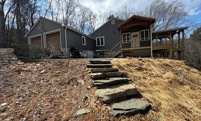 Greentown Casa | Gorgeous & Spacious Lake Front Home