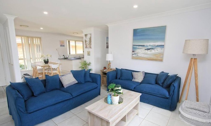 Ettalong Beach Villa | Gorgeous villa 5min walk to beach KING BED