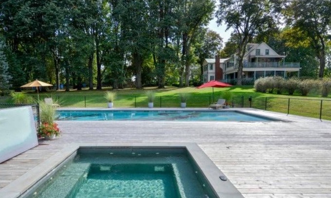 Lewisboro Casa | Preciosa casa de Westchester con piscina, jacuzzi, sala de vapor y tenis.
