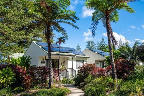 Burnt Pine Hotel | Governors Lodge