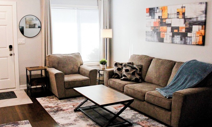 Burbank Casa | Just Updated! Charming 3-bedroom 25 Minutes from Downtown Chicago!