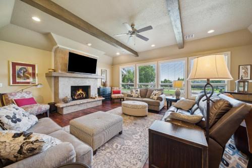 Vinita Casa | Grand Lake Reunion House-Community pool, hot tub, lake access