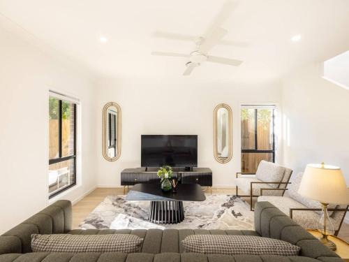 Sunnybank Casa | Grand Luxe Oasis Prime Location Balcony and Patio