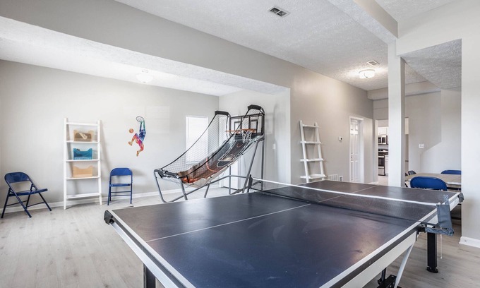 Sheridan Casa | Grand Park, Westfield, Space For Entire Team, Sleeps 30 comfortably. Unit A