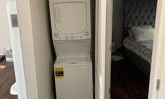 Moraga Blvd Apartamento | Grand plus 2 bedroom apartment.