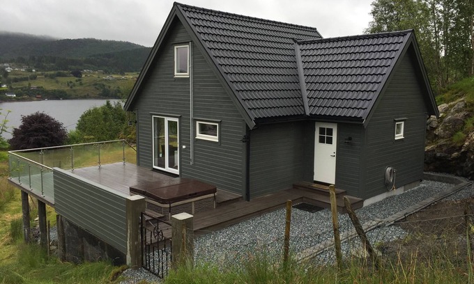 Radoy Cabina | Gran cabina para alquiler en Nordhordland hermosa. Cerca del mar, con terraza y jacuzzi.