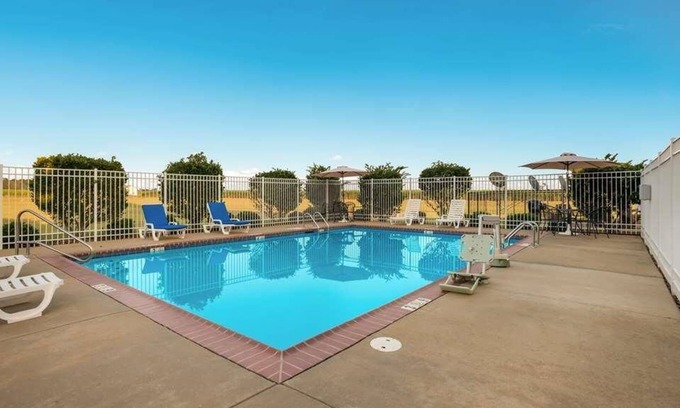 Saint Landry Casa | Great Deal in Knights Inn Bunkie! Pool, Free Parking On-Site, Free Breakfast