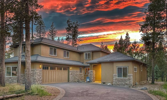 Sunriver Casa | Great Fall Rates, Grand, 5 On Suites, Chef's Kitchen, Hot Tub, NO Resort Fees