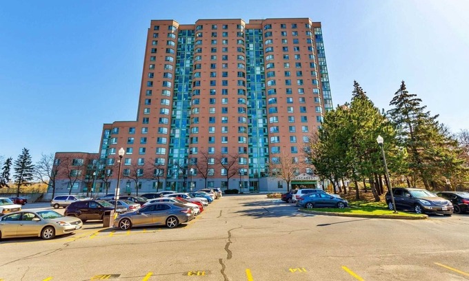 North York Condominio | Great view 2 Bedroom apt with 700 sq ft terrace