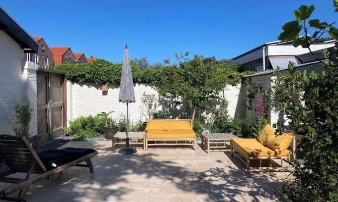 Egmond aan Zee Villa | Green garden Villa 300 meters from the beach.