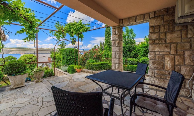 Jadranovo Apartamento | Terraza verde a 100 metros de la playa