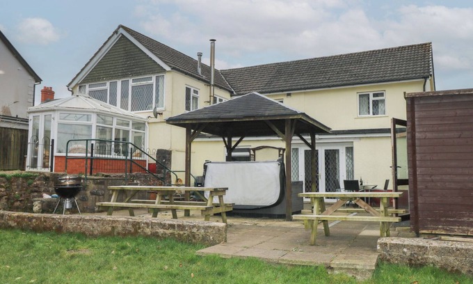 Narberth Cabaña | GREENHAVEN, pet friendly, character holiday cottage in Narberth