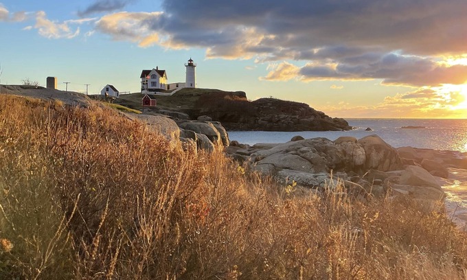 York Beach Casa | Groovy escape steps from the beach, a must sea! by Starship Stays