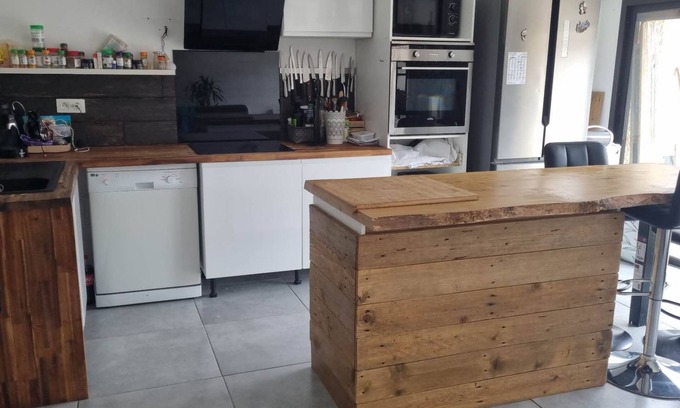 Restinclieres Casa | Ground-floor accommodation in a large house with private pool