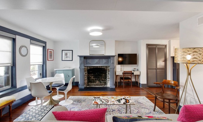 Historic District - North Apartamento | Ground Level Apartment in City Center by Perry Lane Hotel