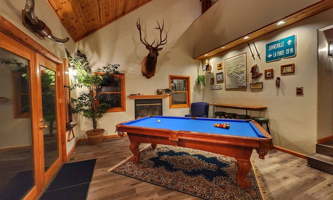 Portola Cabina | Group Travel - Full Kitchen - Hot Tub - Game Room - Spacious Deck + Dogs!