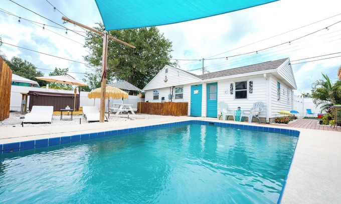 St. Petersburg - Clearwater Casa | Charming guesthouse with pool access in St. Petersburg. Near Downtown & Beaches