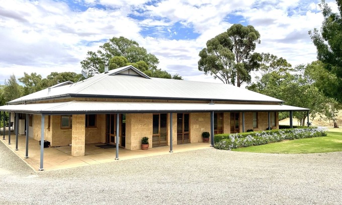 Upper Wakefield Casa | Gullyview Getaway amongst sprawling vineyards in Clare Valley