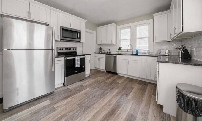 Grand Rapids Casa | Gunnison 3-Bedroom · No Place Like Home - Friends and Family Getaway