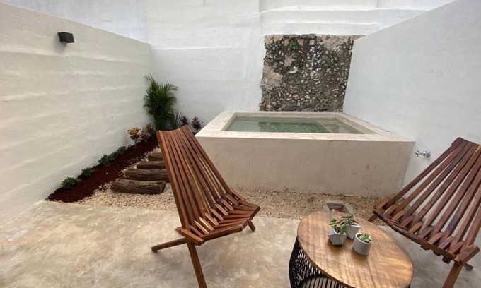 Barrio de Santiago Hotel | Habitación con 2 camas matrimoniales y alberca privada en el centro de Mérida.